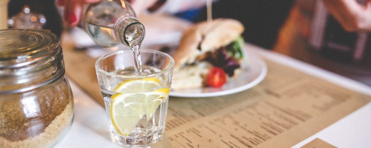 Okropny smak i zapach wody? Jak z tym walczyć? woda nalewana do szklanki woda z cytryną