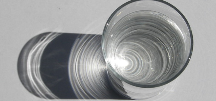 szklanka oczyszczonej wody